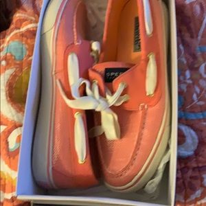 Coral colored wore twice comes with the box